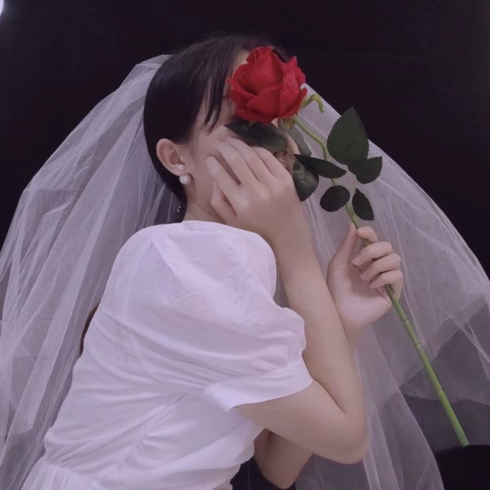 Voile de mariée délicat multicouche en gaze courte blanche avec pince à cheveux en dentelle de tulle et nœud perlé