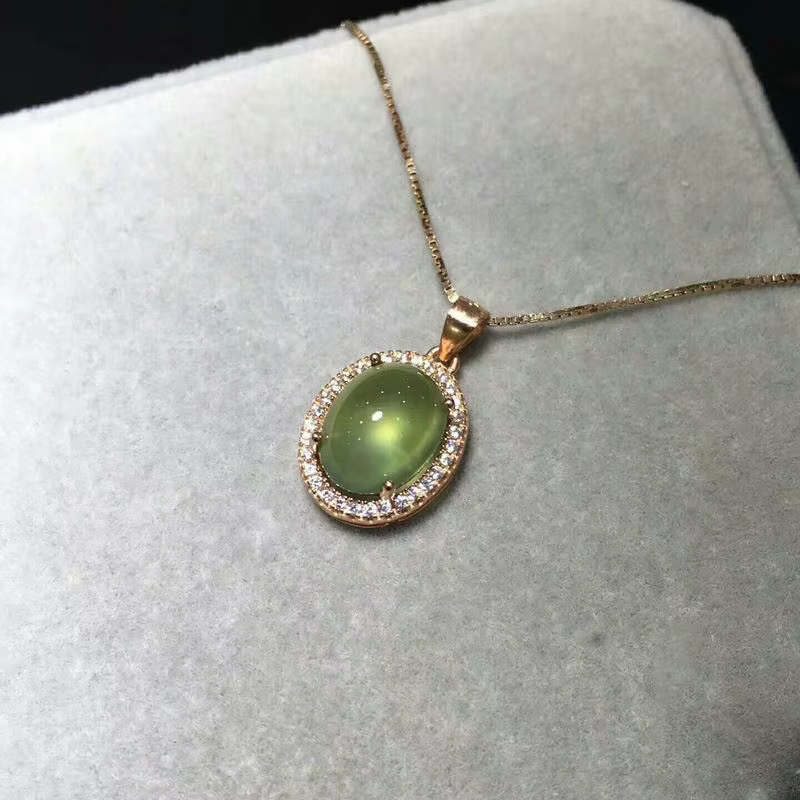 Collier avec pendentif en préhnite naturelle incrustée en argent