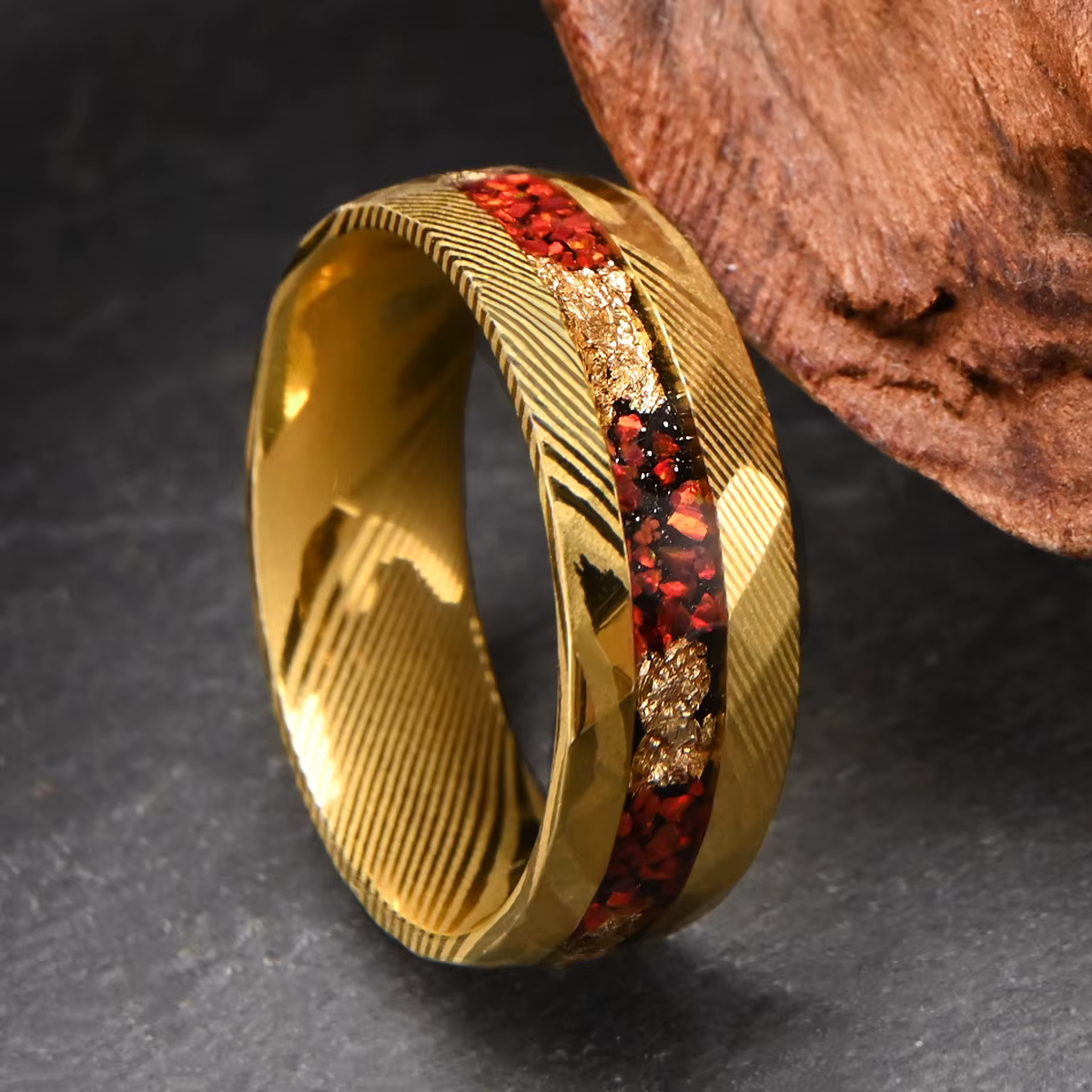Bague en acier damas plaqué or 18 carats martelé de 8 mm incrustée d'opale rouge et de feuille d'or