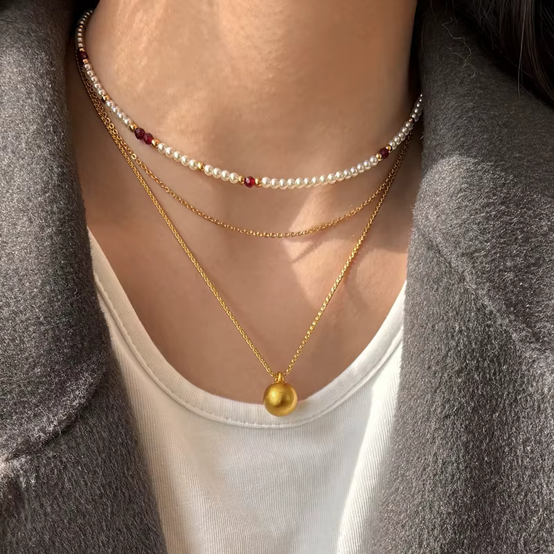Collier avec Pendentif en Forme de Boule de Sable et Or pour Femme