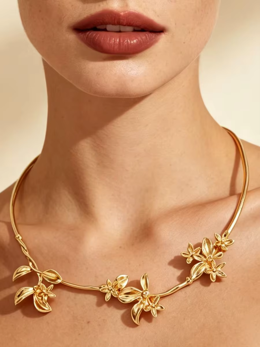 Collier ras du cou en métal doré à motif floral pour femme