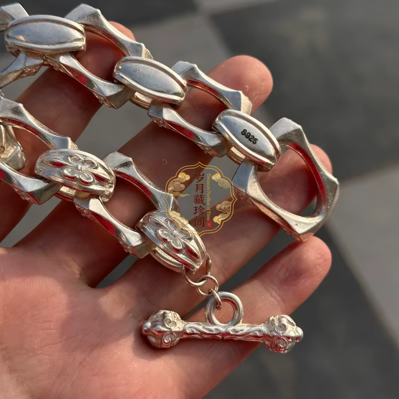 Bracelet vintage tibétain en argent sculpté à la main