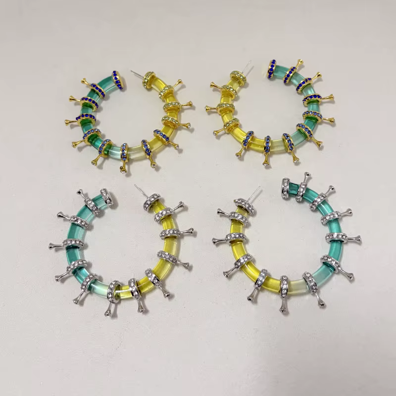 Boucles d'oreilles cercle en résine dégradée colorée avec diamants étincelants