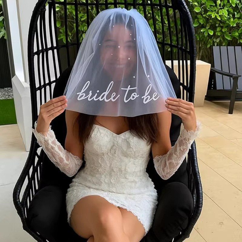 Voile de mariée élégant en dentelle blanche avec décorations de fausses perles pour mariages et enterrements de vie de jeune fille
