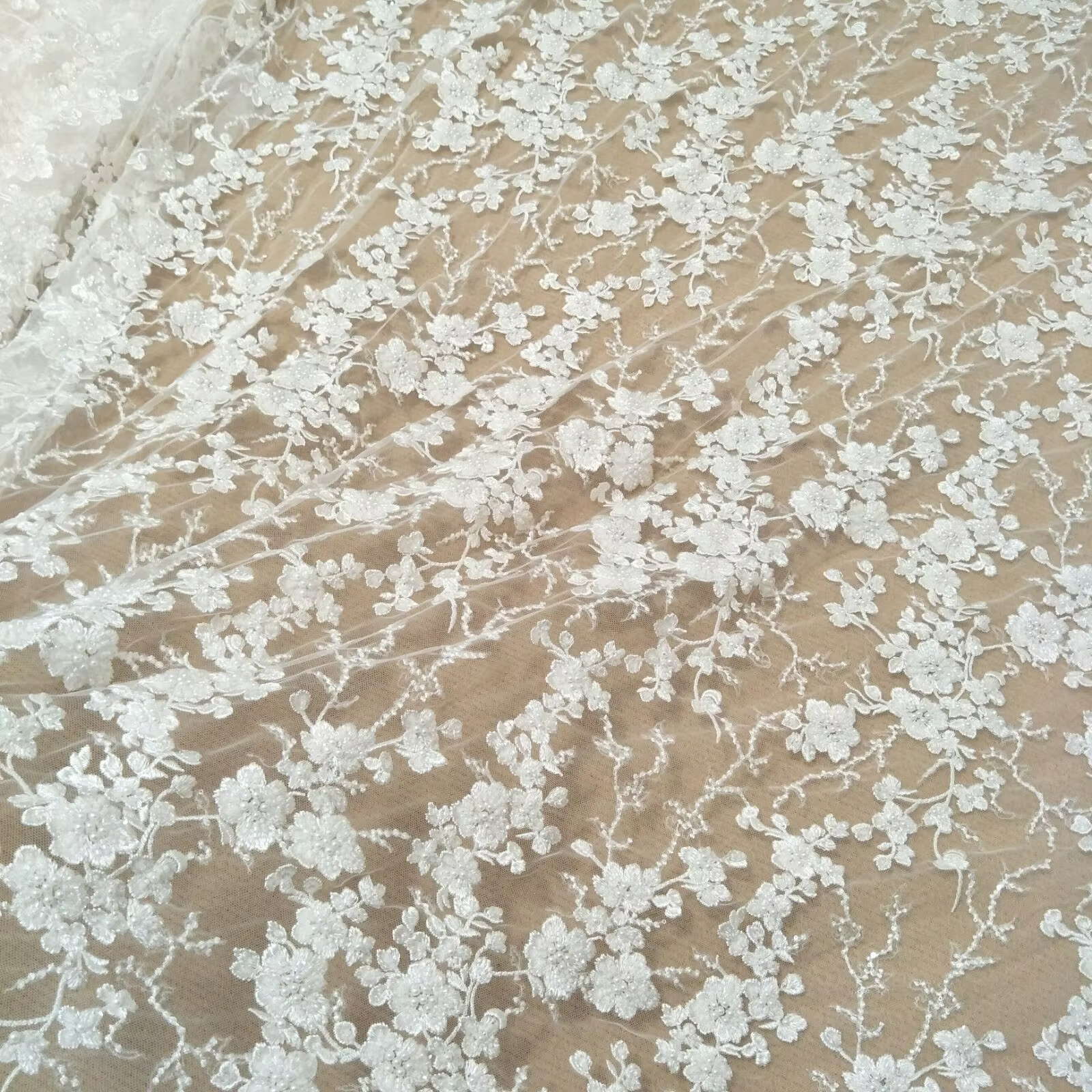 Robe de mariée en dentelle ivoire avec paillettes