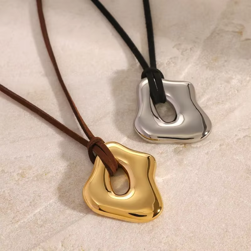 Collier pendentif creux lisse pour femme