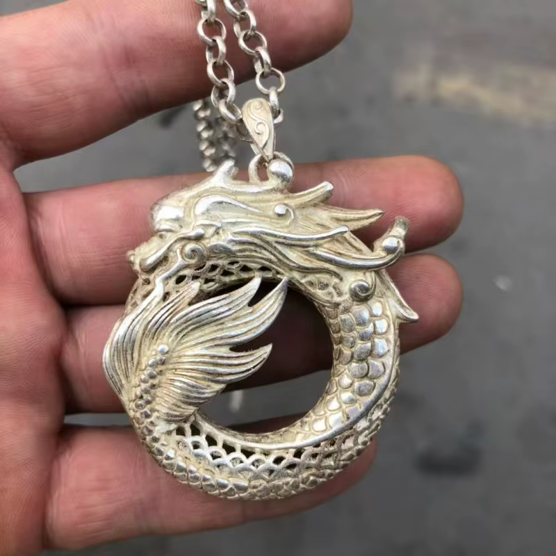 Pendentif antique tête de dragon creuse avec chaîne