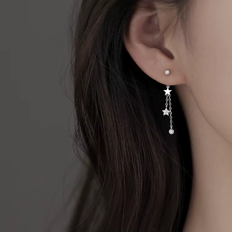 Boucles d'oreilles clous exquises en zircon avec pendentif étoile couleur argent et pompon pour femme