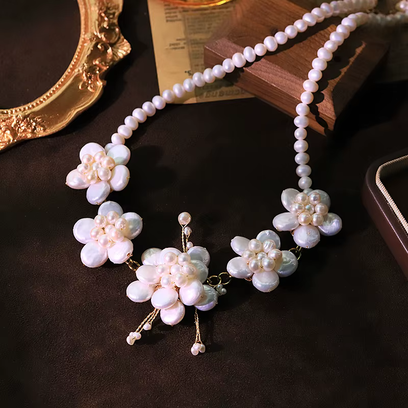 Collier de fleurs baroques en perles naturelles