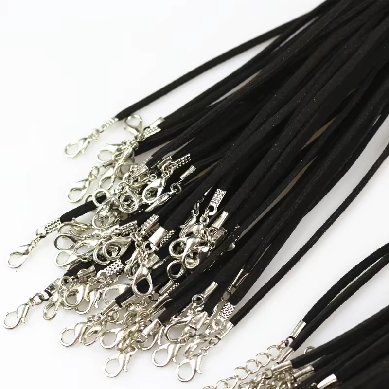 Collier plat réglable en faux daim noir
