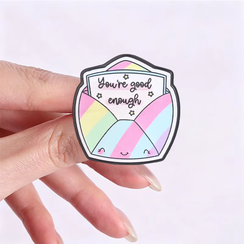 Broches en émail avec citations sur l'amour-propre