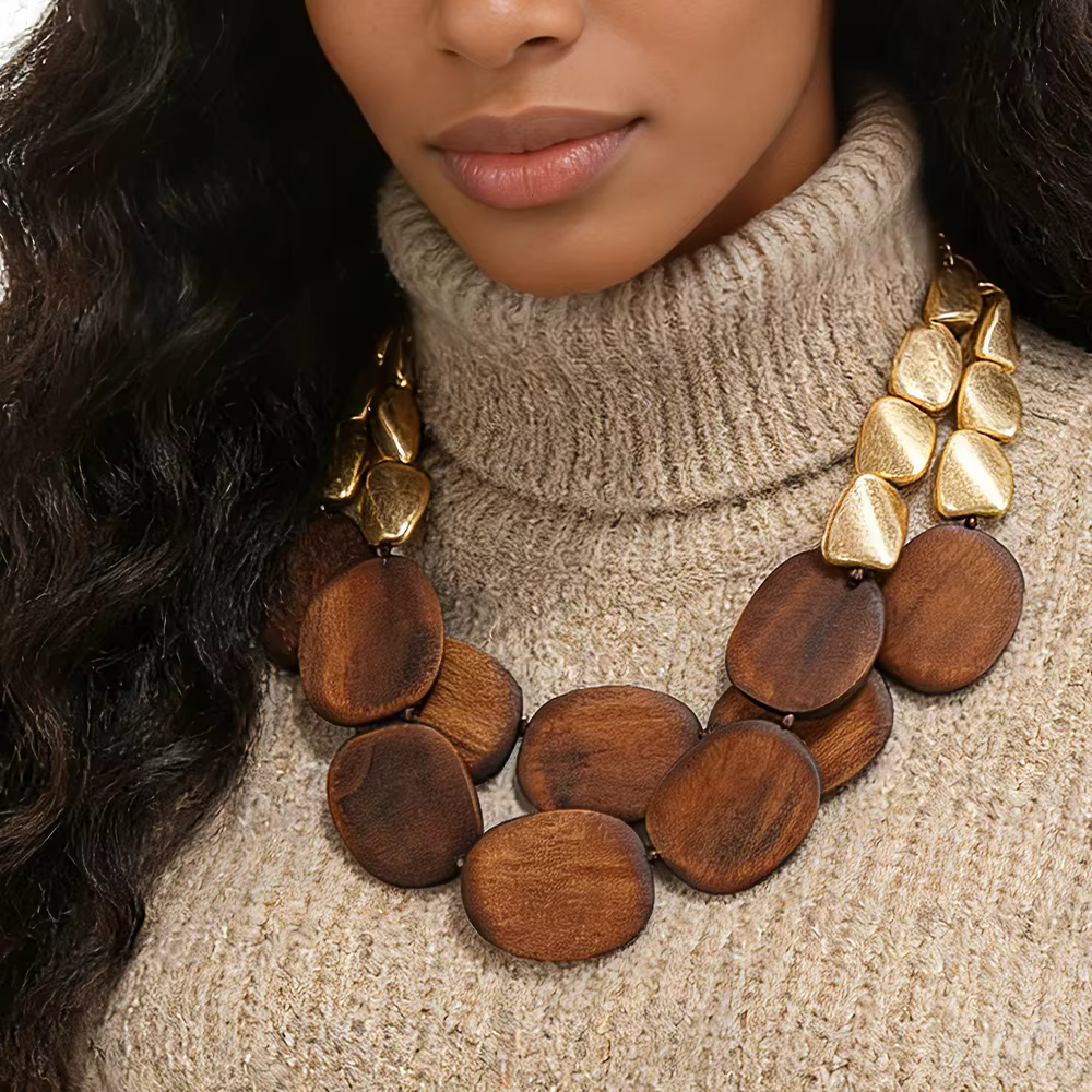 Collier moderne en bois organique et perles dorées
