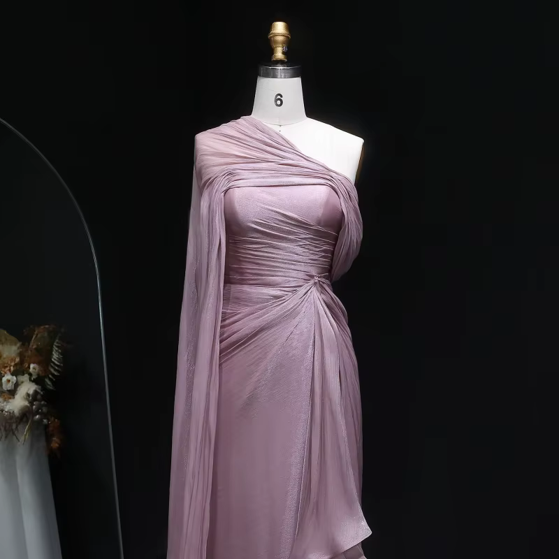 Robe de soirée élégante rose asymétrique à une épaule avec cape drapée pour femme 2026 – Collection Vestidos De Fiesta Elegantes