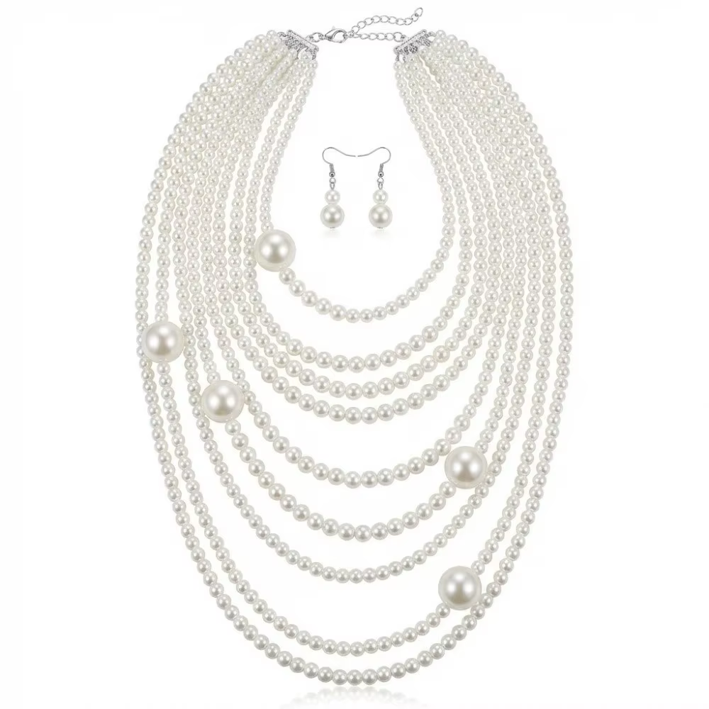Collier élégant en fausses perles