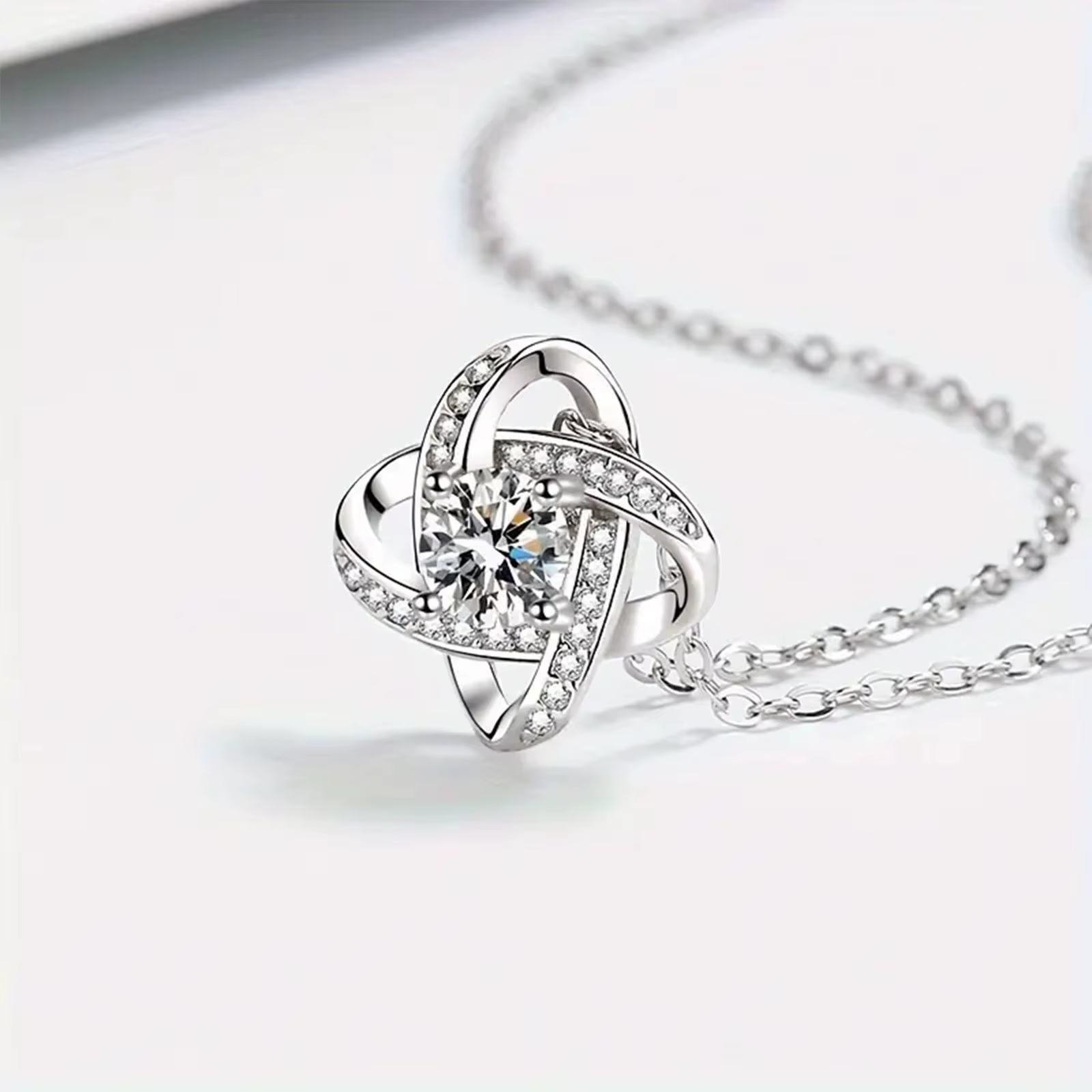 Collier élégant avec nœud d'amour