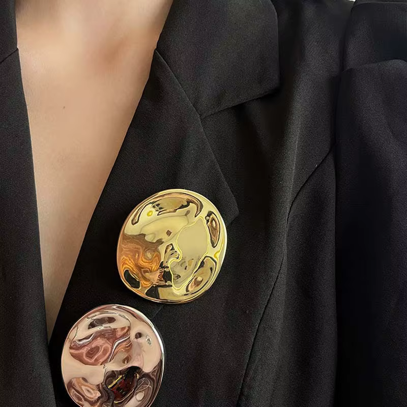 Nouvelles Broches Rondes Tendance Or et Argent 2026 pour Femmes – Bijou Minimaliste en Métal Plié Irrégulier – Cadeau Idéal