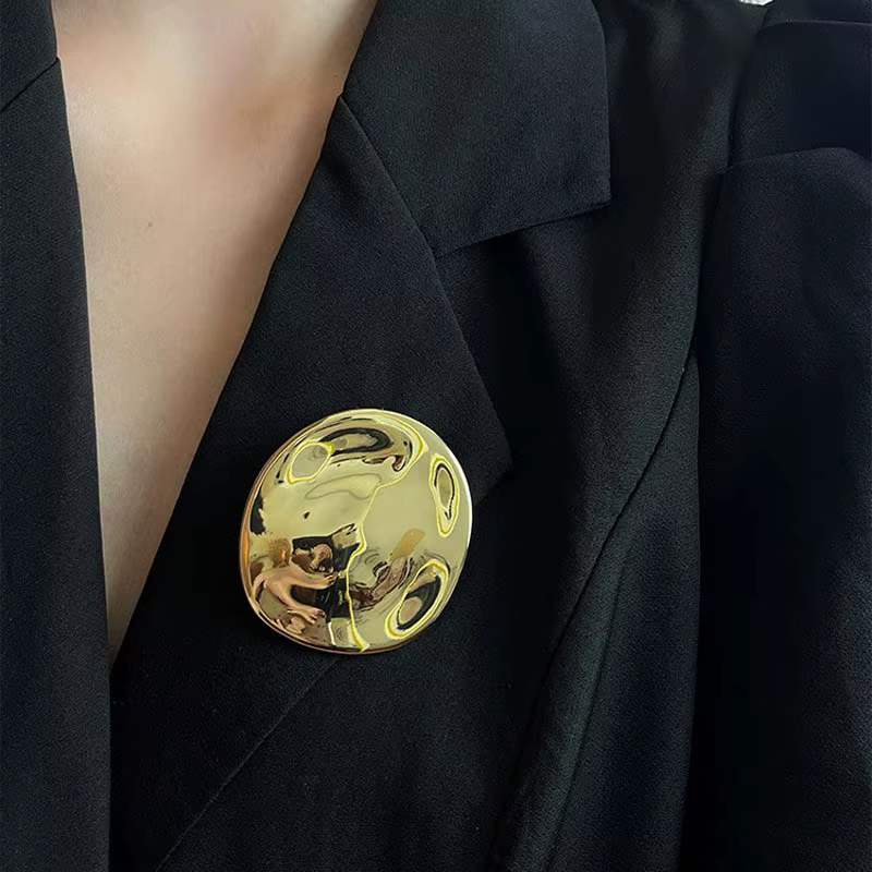 Nouvelles Broches Rondes Tendance Or et Argent 2026 pour Femmes – Bijou Minimaliste en Métal Plié Irrégulier – Cadeau Idéal