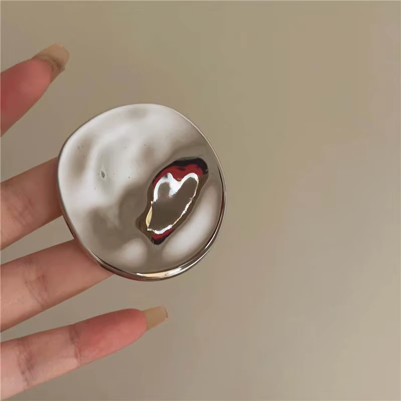 Nouvelles Broches Rondes Tendance Or et Argent 2026 pour Femmes – Bijou Minimaliste en Métal Plié Irrégulier – Cadeau Idéal