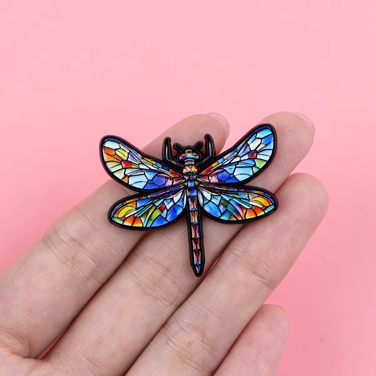 Motif en vitrail ﻿ Broche en émail libellule colorée