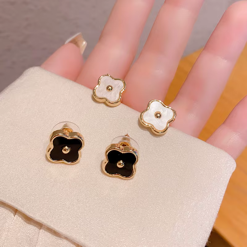 Boucles d'oreilles clous trèfle en laiton et nacre pour usage quotidien