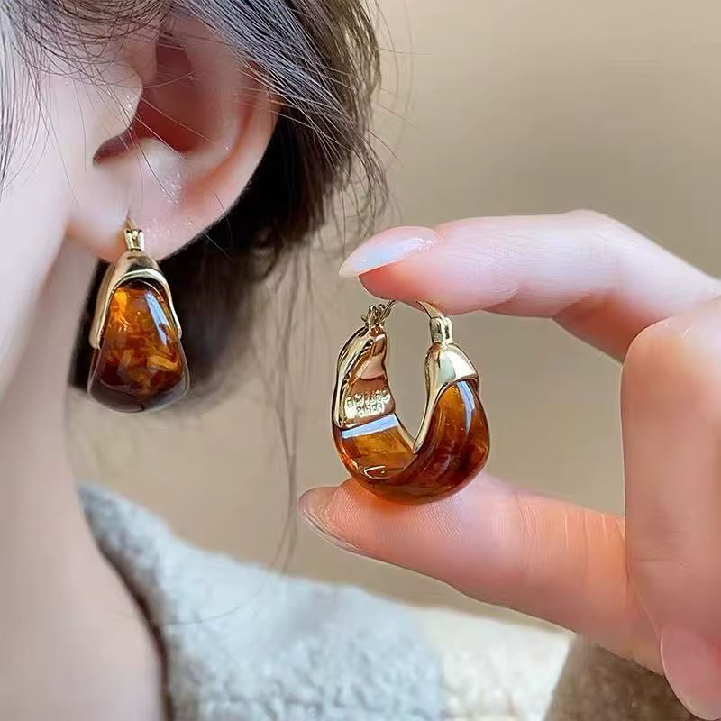 Automne et hiver Melad couleur résine Imitation ambre pierre conception oreille manchette pour femmes bijoux 2025 tendance boucles d'oreilles accessoires