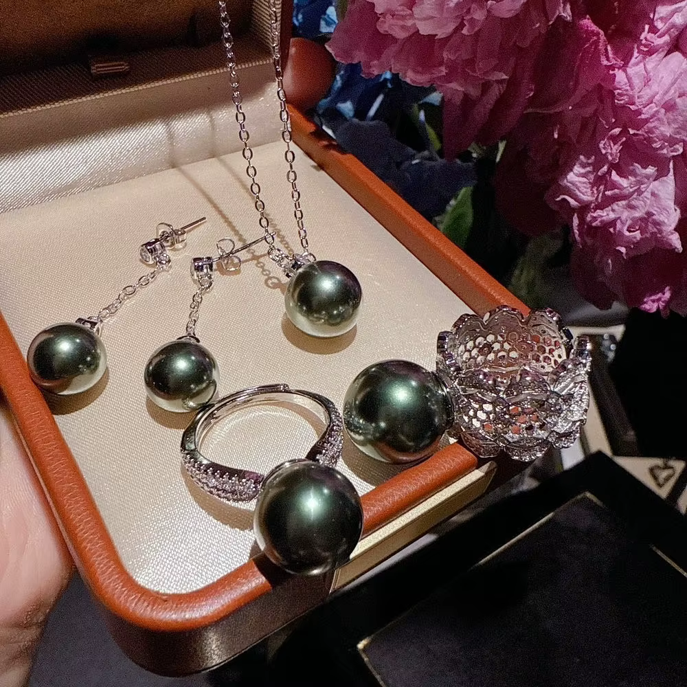 Ensemble de bijoux en perles de coquillage vert paon et pierres scintillantes
