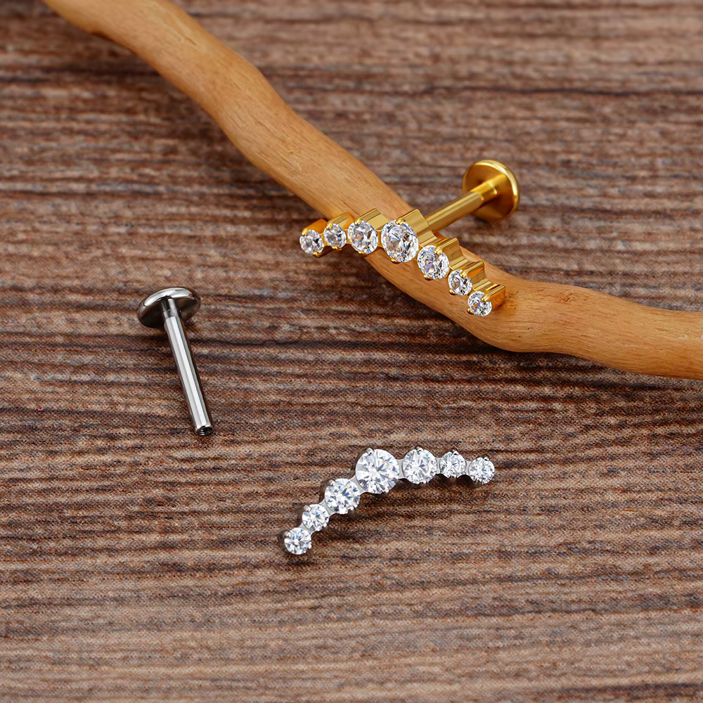 Right Grand ASTM F136 Titane 16G CZ Cluster Climber Boucle d'oreille à tige filetée interne Labret Helix Conch Tragus