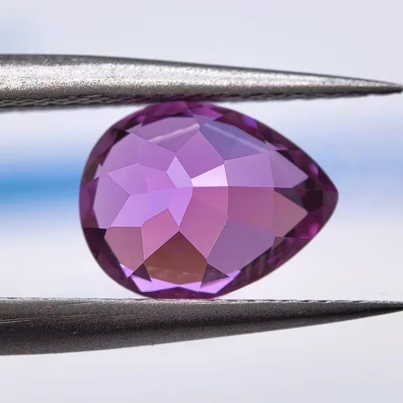 Saphir de laboratoire rouge violacé taille poire pour la fabrication de bijoux DIY