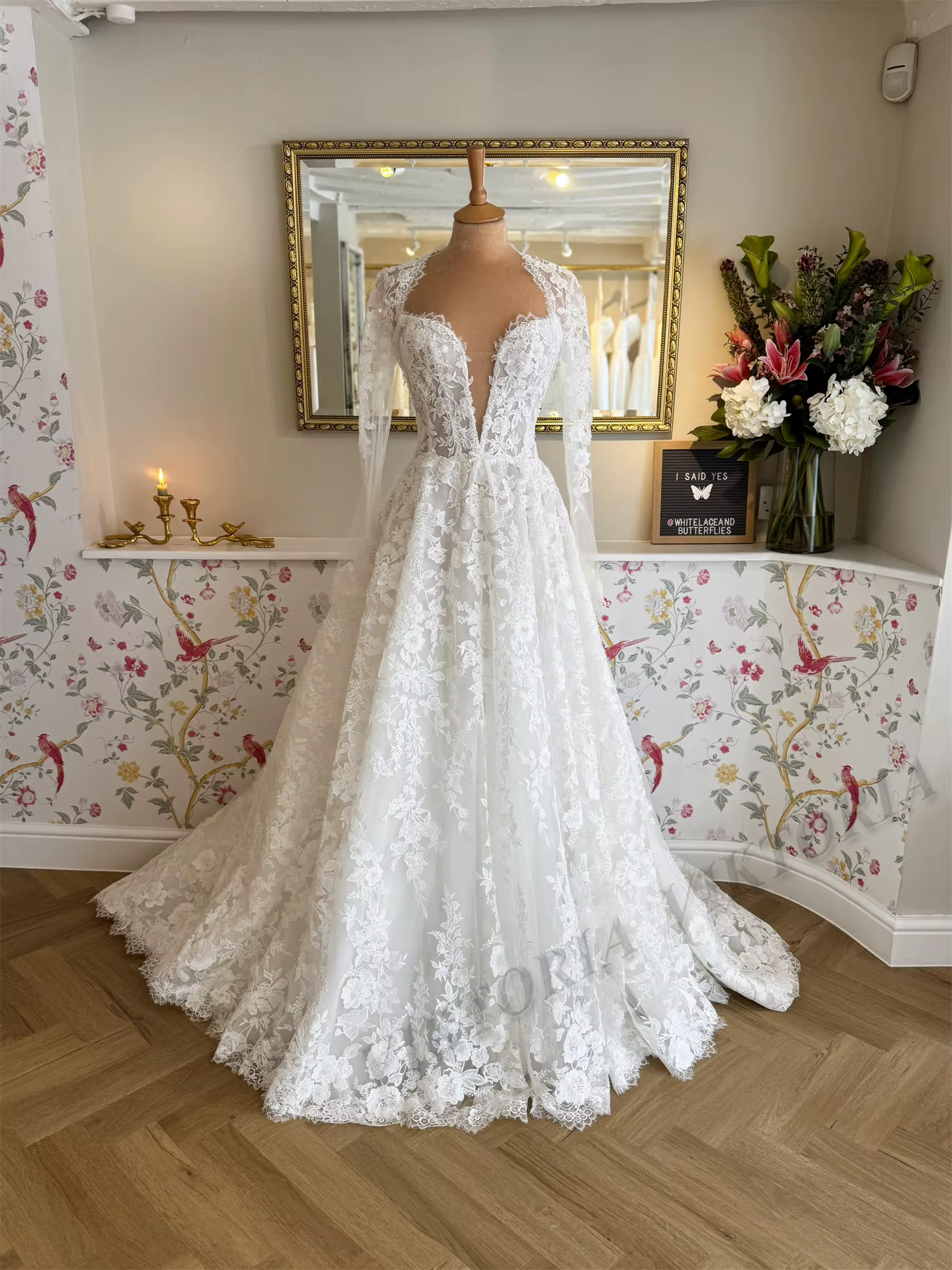 Robes de mariée classiques VIKTORIA avec appliques