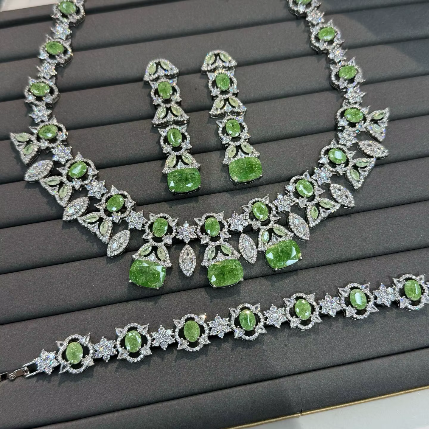 Ensemble de bijoux de mode en cuivre incrusté de zircon