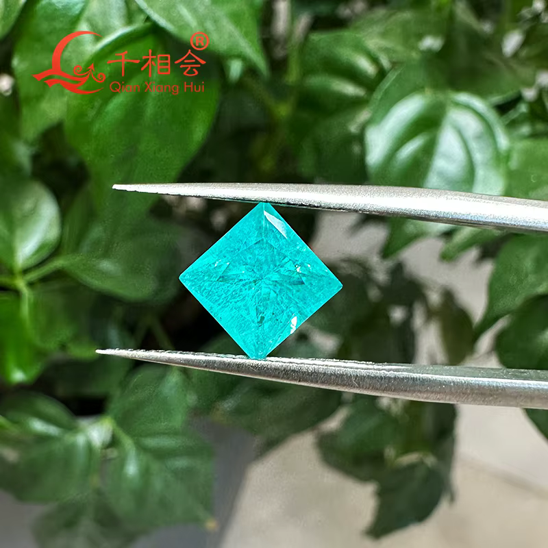 Paraiba avec une lueur au néon forme carrée coupe princesse cultivée en laboratoire Yttrium aluminium grenat avec