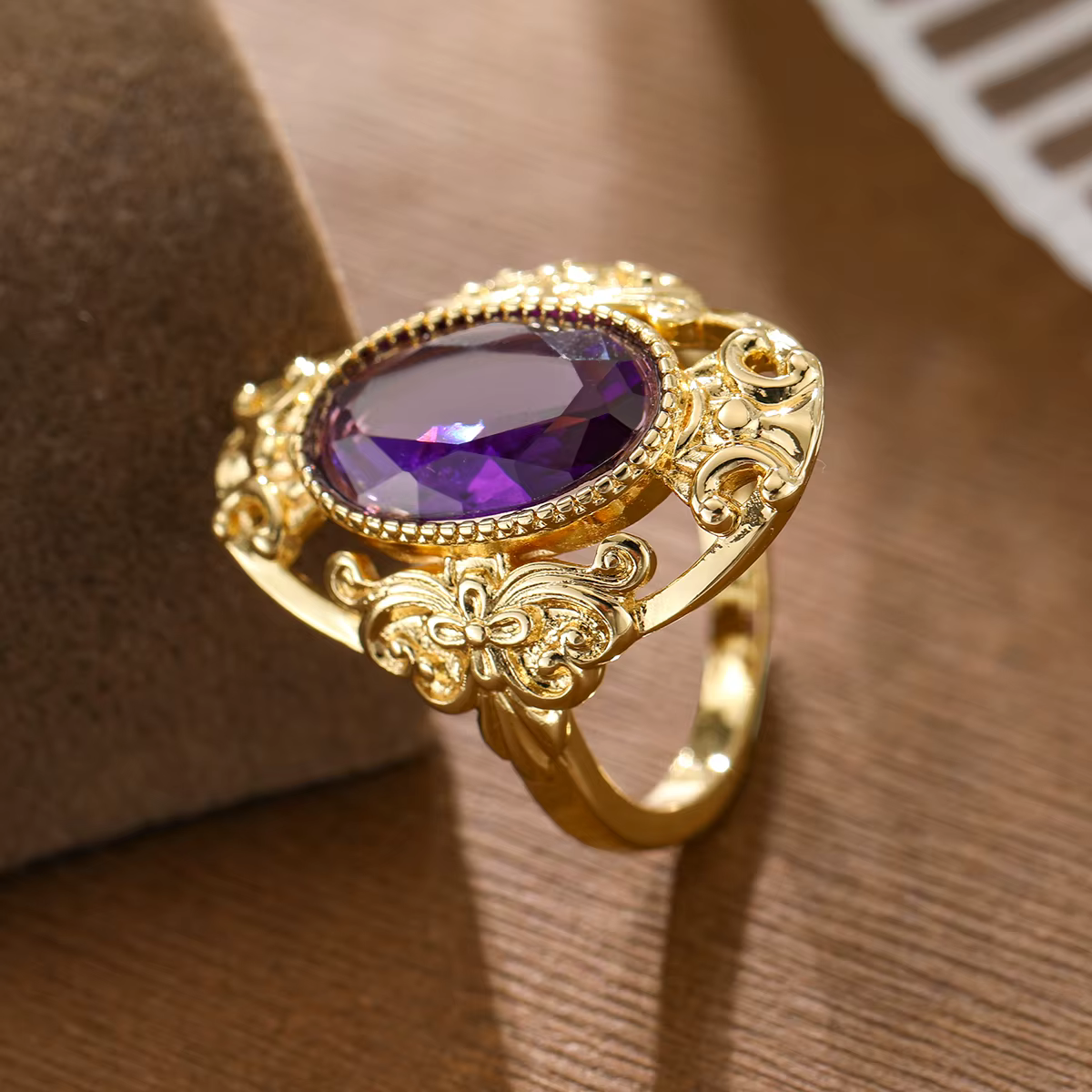 Bague ovale en pierre précieuse de style français