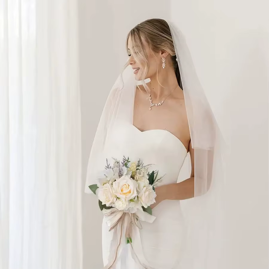 Bouquet de roses artificielles élégantes pour mariée