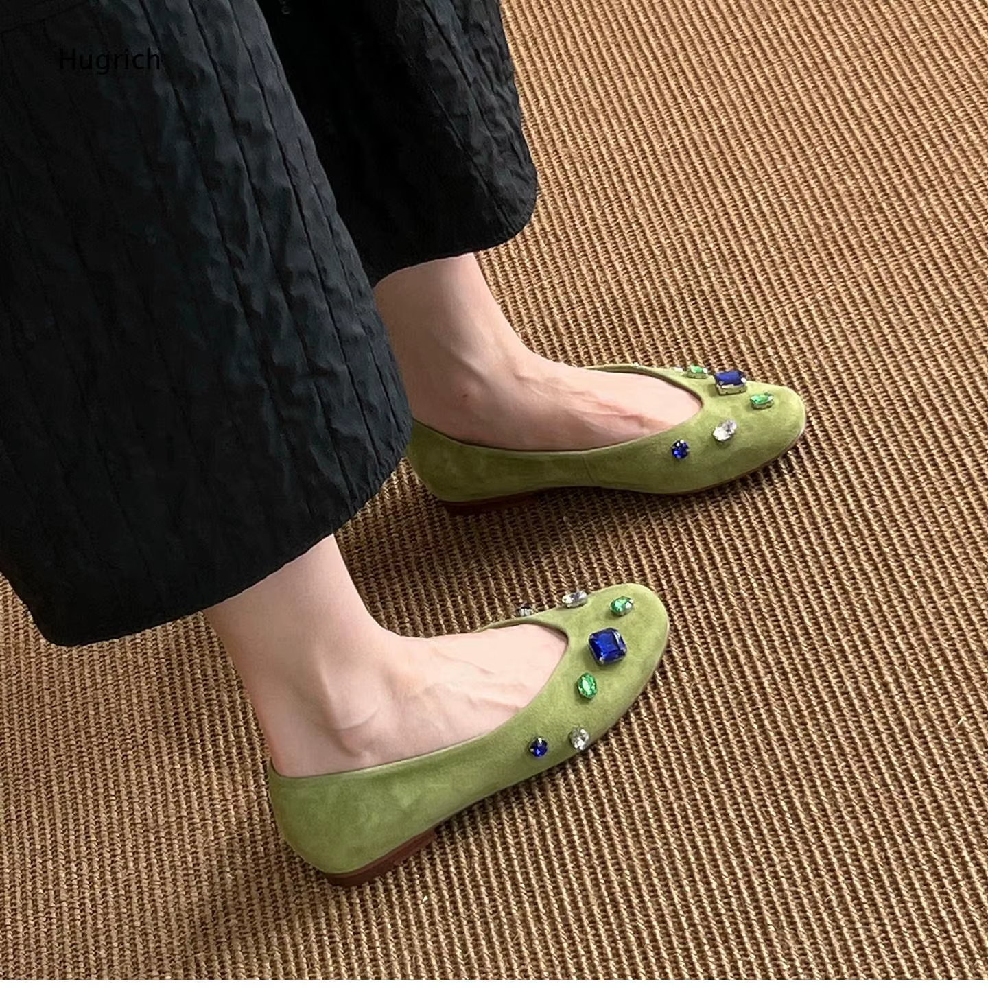 Ballerines en daim vert ornées de pierres précieuses