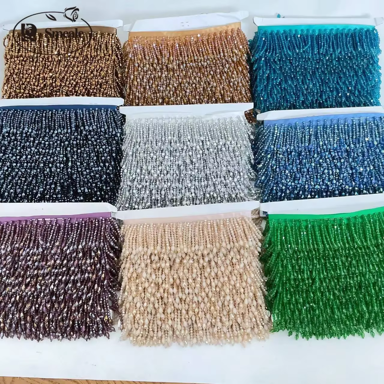 Garniture en dentelle perlée avec pompons de couleur Cee au lait vert