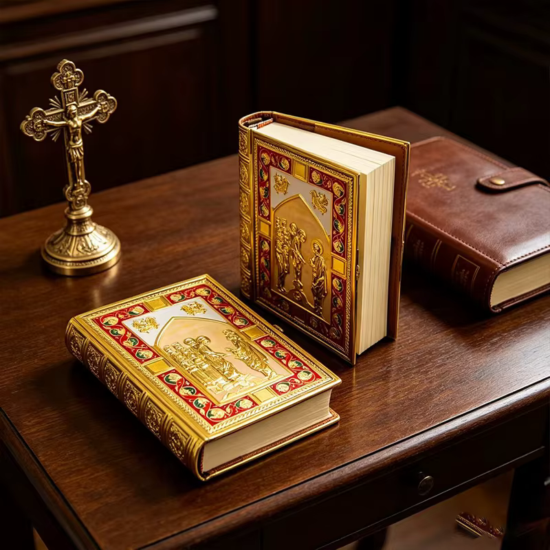 Couverture de Bible orthodoxe vintage plaquée or avec icônes émaillées pour la liturgie de l'Église