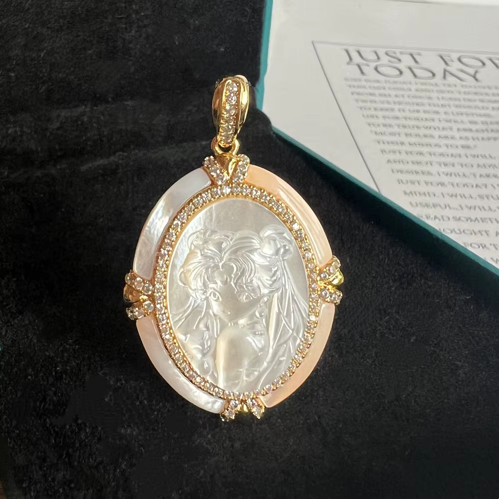 Pendentif vintage Sailor Moon gravé en nacre