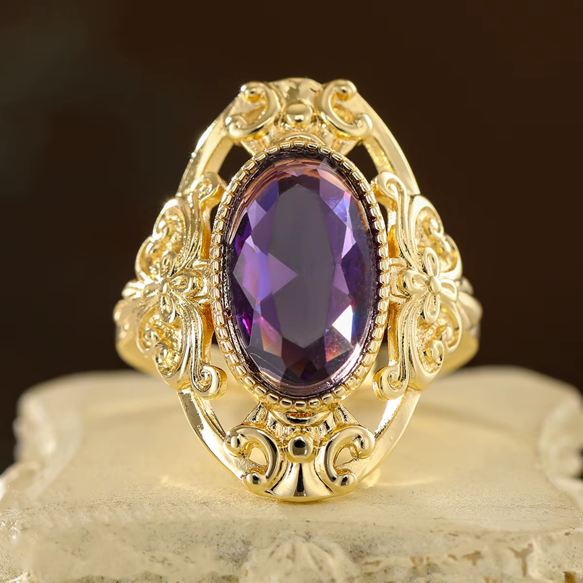 Bague ovale en pierre précieuse de style français