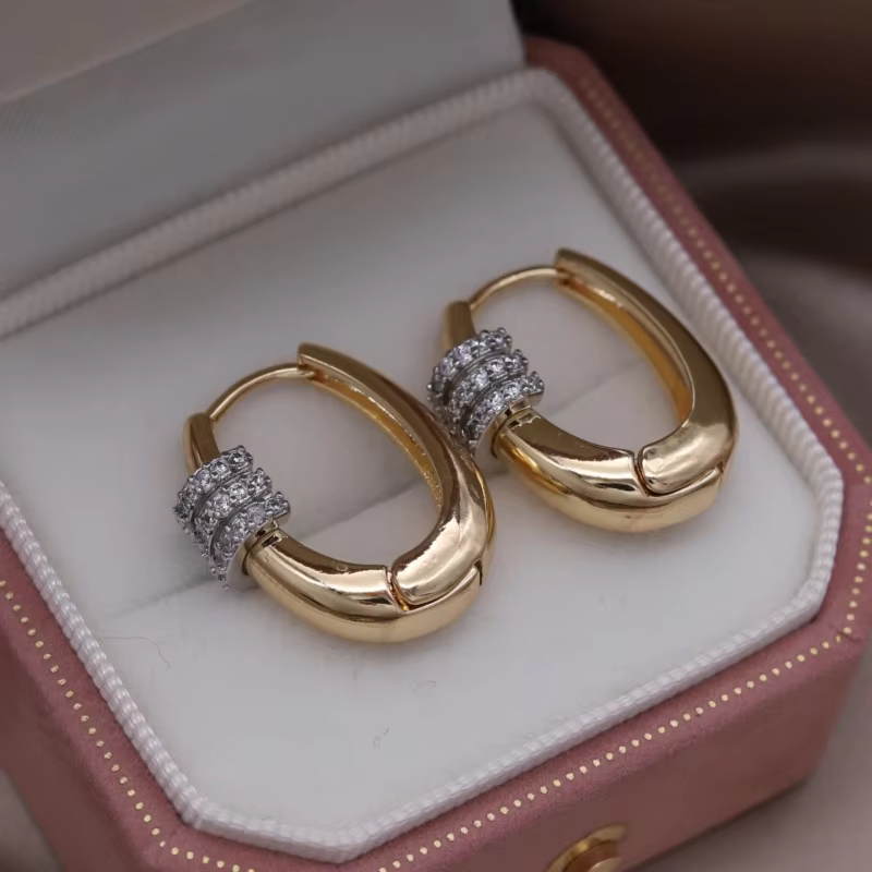Boucles d'oreilles géométriques en zircon plaqué bicolore