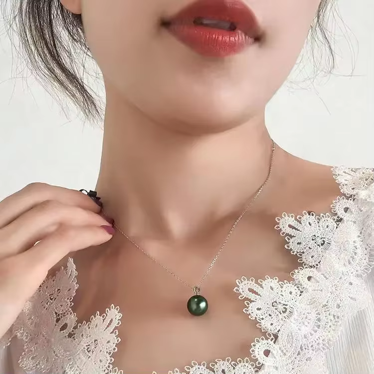 Collier pendentif en perles de verre bleu Tahiti