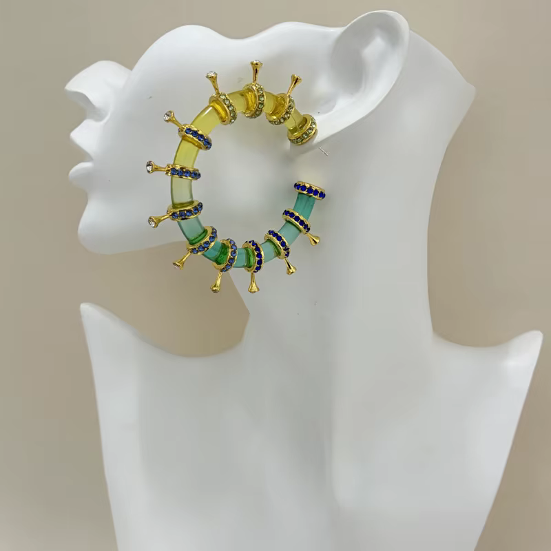 Boucles d'oreilles cercle en résine dégradée colorée avec diamants étincelants