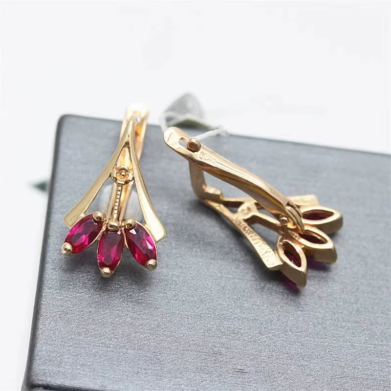 Boucles d'oreilles incrustées de trois pierres précieuses rouges pour femmes