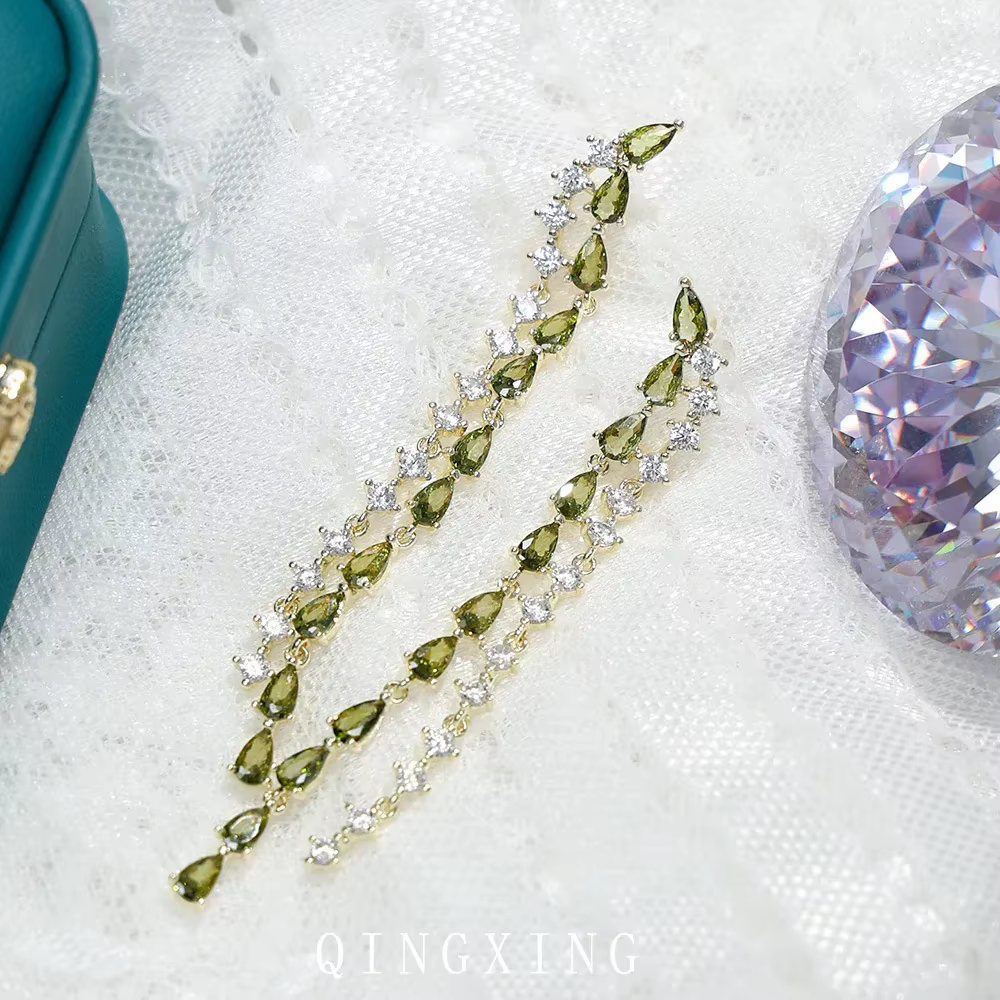 Boucles d'oreilles longues pampilles vert Olive en Zircon