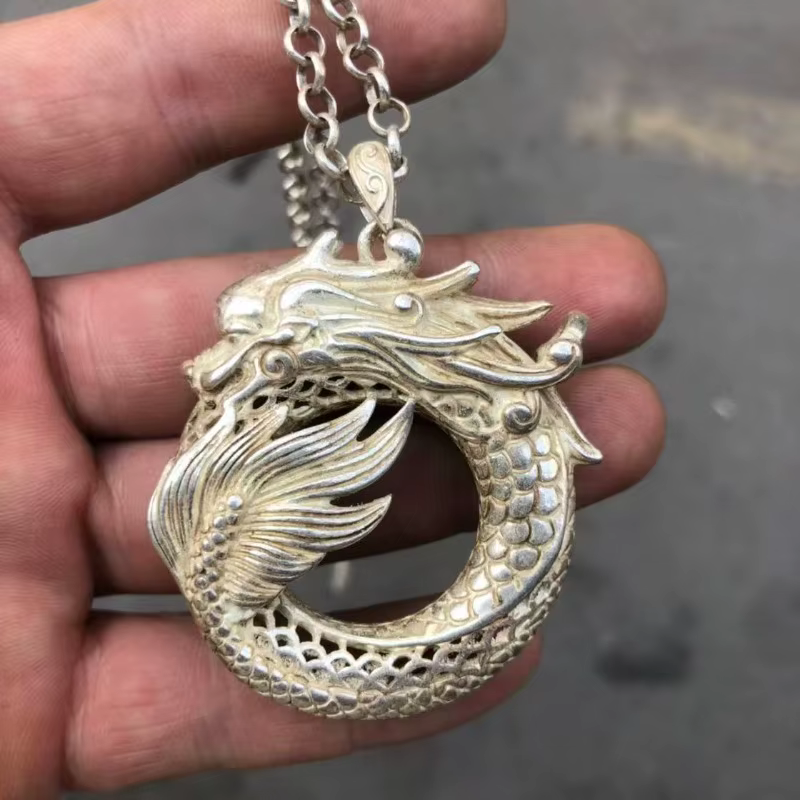 Pendentif antique tête de dragon creuse avec chaîne