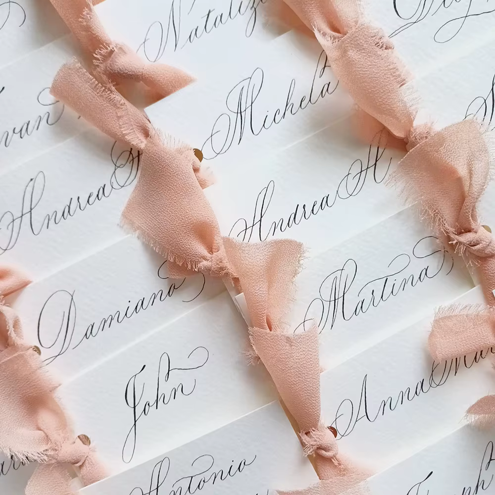 Cartes de placement de mariage personnalisées (50 pièces) avec ruban – Cartes nominatives de mariage sur mesure, plan de table élégant avec ruban en soie et mousseline