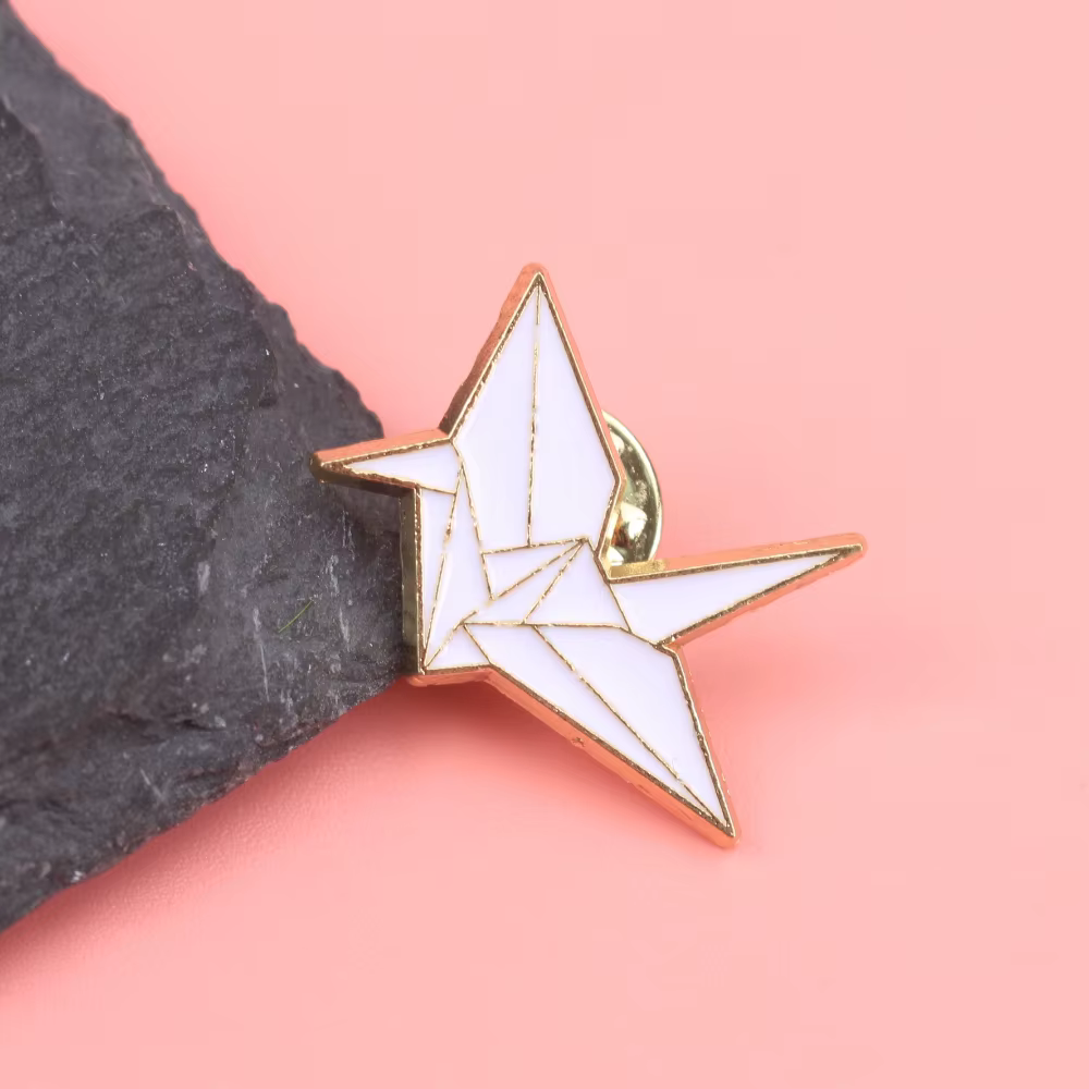 Broche étoile géométrique moderne" | Conception contrastée de ligne d'or | Bijoux de revers minimalistes pour