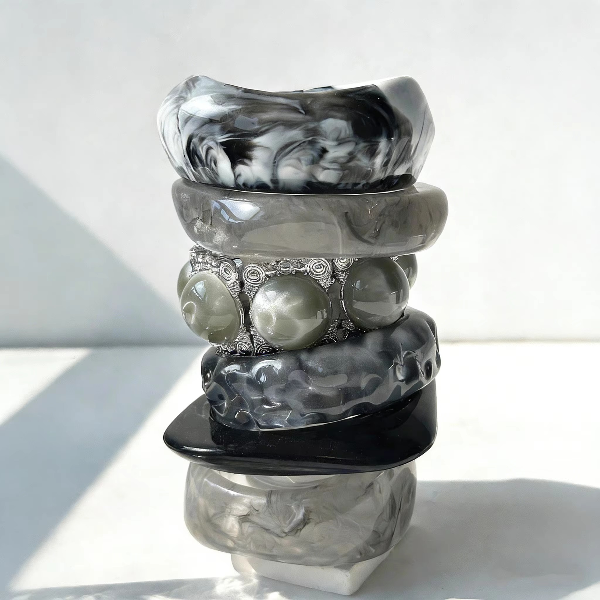 Bracelet en résine gris-noir transparent d'inspiration rétro