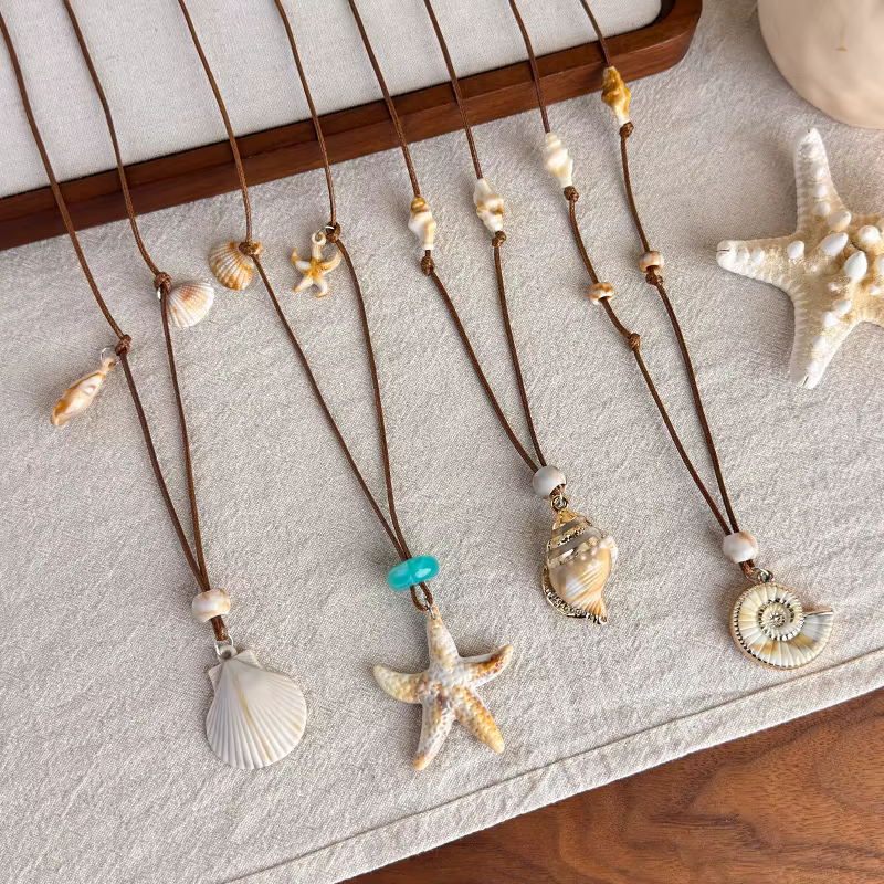 Collier tendance 2026 avec pendentif étoile de mer et perles coquillages