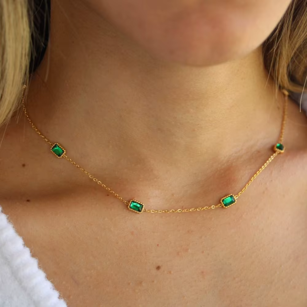 Collier délicat en or plaqué avec émeraudes et zircons cubiques