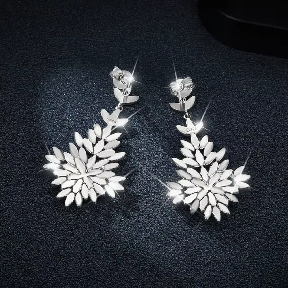 Boucles d'oreilles pendantes en forme de feuille en moissanite LinkerLove